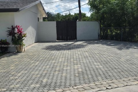 House in Deerfield Beach, Florida 3 bedrooms, 133.41 sq.m. № 1954197 - photo 4