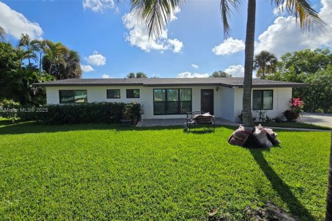 House in Deerfield Beach, Florida 3 bedrooms, 133.41 sq.m. № 1954197 - photo 1