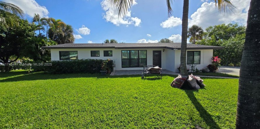 House in Deerfield Beach, Florida 3 bedrooms, 133.41 sq.m. № 1954197