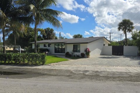 House in Deerfield Beach, Florida 3 bedrooms, 133.41 sq.m. № 1954197 - photo 2
