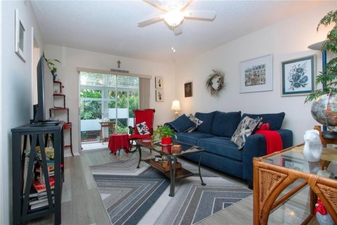 Condo in Bradenton, Florida, 1 bedroom  № 1907793 - photo 12