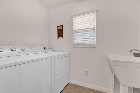 House in The Villages, Florida 3 bedrooms, 135.73 sq.m. № 2235475 - photo 13