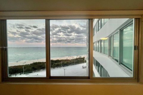 Снять в аренду кондоминиум в Майами-Бич, Флорида 1 спальня, 93.83м2, № 1929666 - фото 9