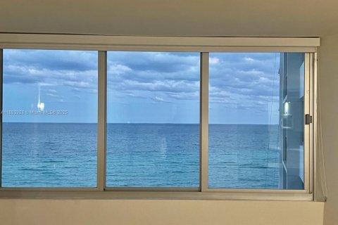 Снять в аренду кондоминиум в Майами-Бич, Флорида 1 спальня, 93.83м2, № 1929666 - фото 25