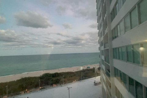 Снять в аренду кондоминиум в Майами-Бич, Флорида 1 спальня, 93.83м2, № 1929666 - фото 3