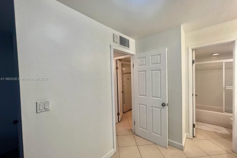 Снять в аренду кондоминиум в Майами-Бич, Флорида 1 спальня, 93.83м2, № 1929666 - фото 4