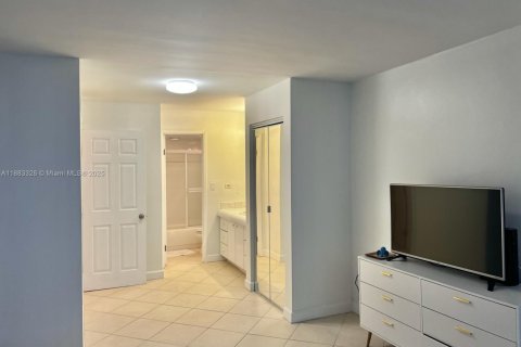 Снять в аренду кондоминиум в Майами-Бич, Флорида 1 спальня, 93.83м2, № 1929666 - фото 15