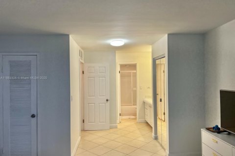 Снять в аренду кондоминиум в Майами-Бич, Флорида 1 спальня, 93.83м2, № 1929666 - фото 5