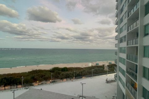 Снять в аренду кондоминиум в Майами-Бич, Флорида 1 спальня, 93.83м2, № 1929666 - фото 1