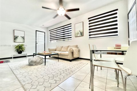 Villa ou maison à louer à Miami, Floride: 2 chambres, 65.03 m2 № 2007207 - photo 2