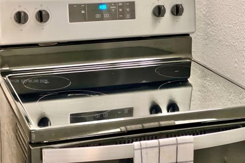 Villa ou maison à louer à Miami, Floride: 2 chambres, 65.03 m2 № 2007207 - photo 8