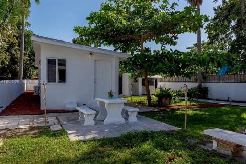 Villa ou maison à louer à Miami, Floride: 2 chambres, 65.03 m2 № 2007207 - photo 24