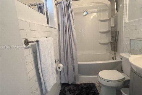 Villa ou maison à louer à Miami, Floride: 2 chambres, 65.03 m2 № 2007207 - photo 13