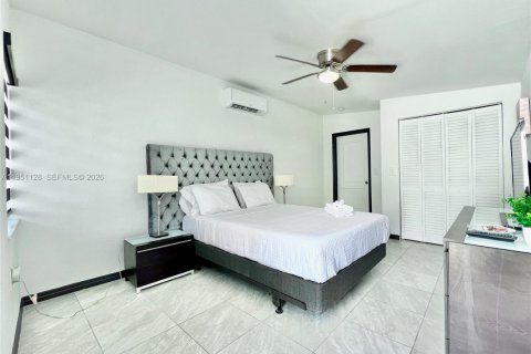 Villa ou maison à louer à Miami, Floride: 2 chambres, 65.03 m2 № 2007207 - photo 4