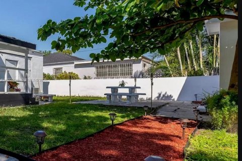 Villa ou maison à louer à Miami, Floride: 2 chambres, 65.03 m2 № 2007207 - photo 22
