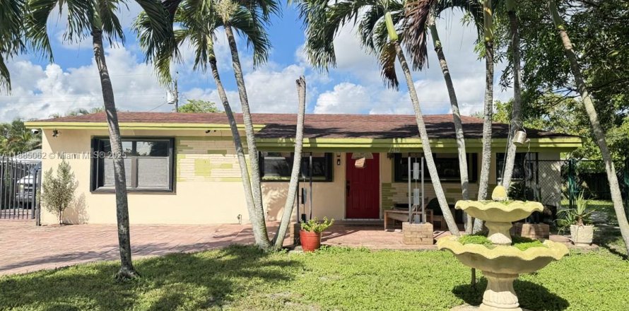 House in Hollywood, Florida 4 bedrooms, 135.45 sq.m. № 1932655