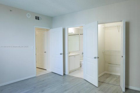 Condo in Miami, Florida, 2 bedrooms  № 1953197 - photo 12