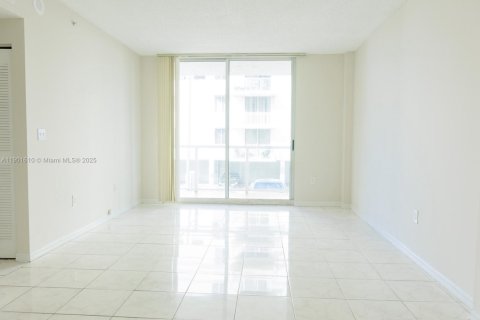 Condo in Miami, Florida, 2 bedrooms  № 1953197 - photo 7