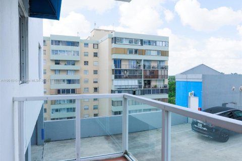 Condo in Miami, Florida, 2 bedrooms  № 1953197 - photo 5