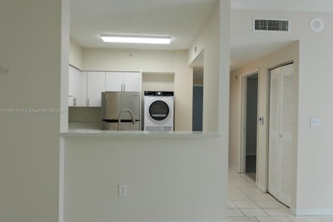 Condo in Miami, Florida, 2 bedrooms  № 1953197 - photo 10