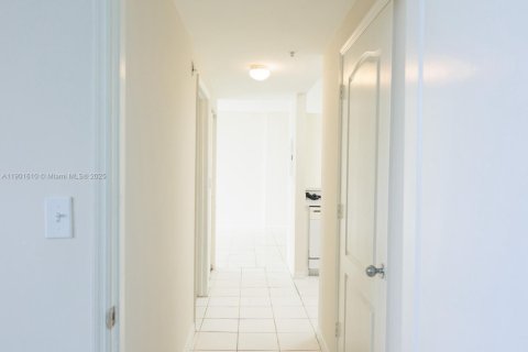 Condo in Miami, Florida, 2 bedrooms  № 1953197 - photo 11