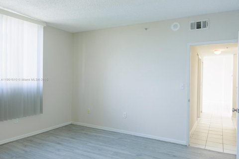Condo in Miami, Florida, 2 bedrooms  № 1953197 - photo 13