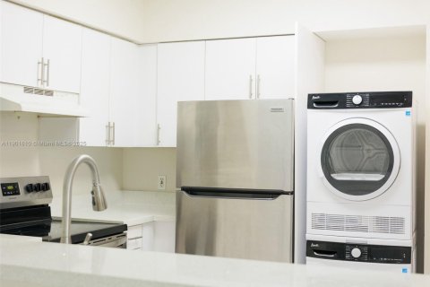 Condo in Miami, Florida, 2 bedrooms  № 1953197 - photo 3