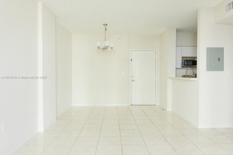 Condo in Miami, Florida, 2 bedrooms  № 1953197 - photo 9