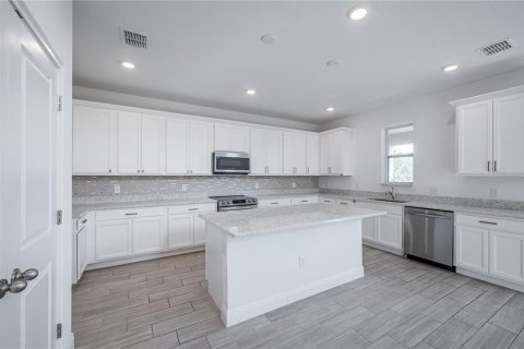 House in Orlando, Florida 5 bedrooms, 287.63 sq.m. № 1767724 - photo 21