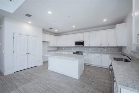 House in Orlando, Florida 5 bedrooms, 287.63 sq.m. № 1767724 - photo 7