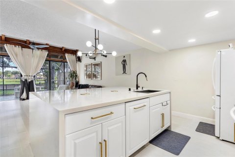 Townhouse in Pembroke Pines, Florida 2 bedrooms, 122.45 sq.m. № 2035294 - photo 13