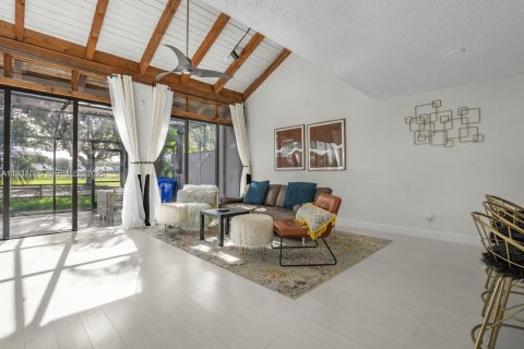 Townhouse in Pembroke Pines, Florida 2 bedrooms, 122.45 sq.m. № 2035294 - photo 25