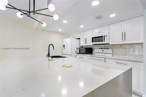 Townhouse in Pembroke Pines, Florida 2 bedrooms, 122.45 sq.m. № 2035294 - photo 12