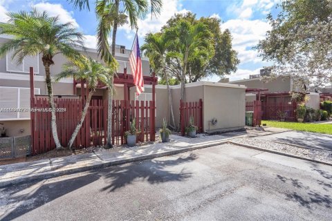 Townhouse in Pembroke Pines, Florida 2 bedrooms, 122.45 sq.m. № 2035294 - photo 3