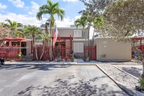 Townhouse in Pembroke Pines, Florida 2 bedrooms, 122.45 sq.m. № 2035294