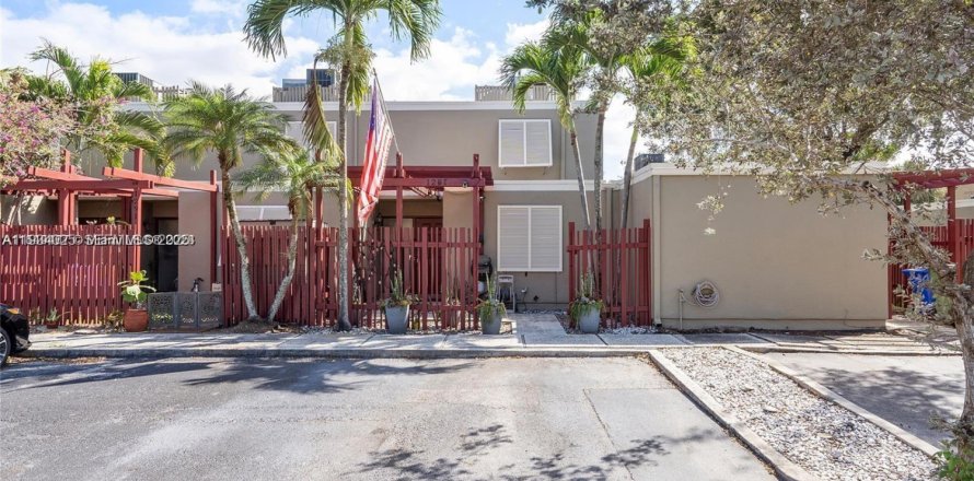 Townhouse in Pembroke Pines, Florida 2 bedrooms, 122.45 sq.m. № 2035294