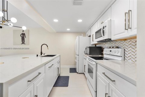 Townhouse in Pembroke Pines, Florida 2 bedrooms, 122.45 sq.m. № 2035294 - photo 9