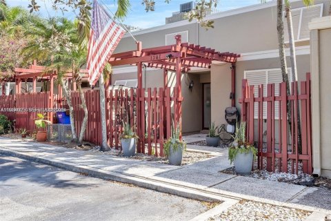 Townhouse in Pembroke Pines, Florida 2 bedrooms, 122.45 sq.m. № 2035294 - photo 4