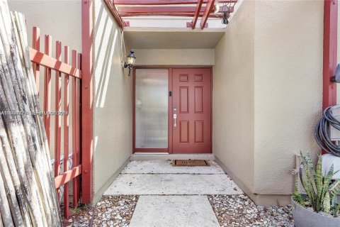 Townhouse in Pembroke Pines, Florida 2 bedrooms, 122.45 sq.m. № 2035294 - photo 2