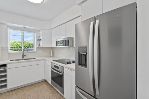 Condominio en Pompano Beach, Florida, 1 dormitorio  № 2034255