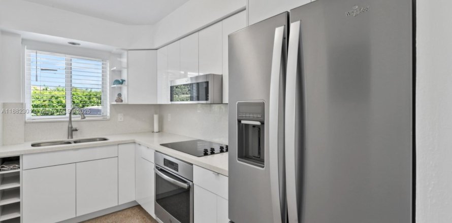 Condominio en Pompano Beach, Florida, 1 dormitorio № 2034255