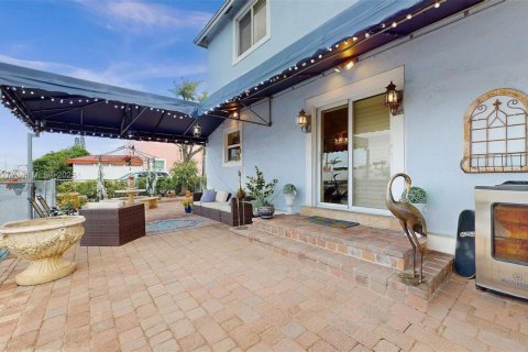 House in Medley, Florida 4 bedrooms, 170.94 sq.m. № 1741746 - photo 5