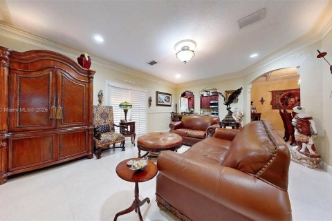 House in Medley, Florida 4 bedrooms, 170.94 sq.m. № 1741746 - photo 13