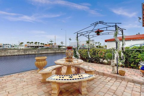 House in Medley, Florida 4 bedrooms, 170.94 sq.m. № 1741746 - photo 3
