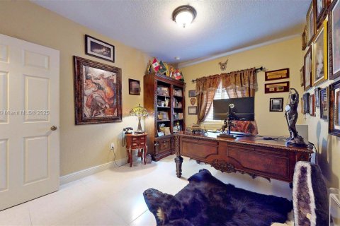 House in Medley, Florida 4 bedrooms, 170.94 sq.m. № 1741746 - photo 23