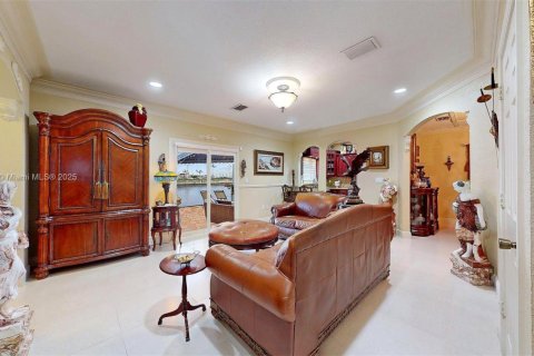 House in Medley, Florida 4 bedrooms, 170.94 sq.m. № 1741746 - photo 15