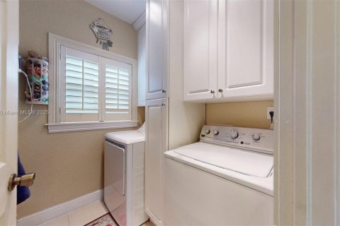 House in Medley, Florida 4 bedrooms, 170.94 sq.m. № 1741746 - photo 27