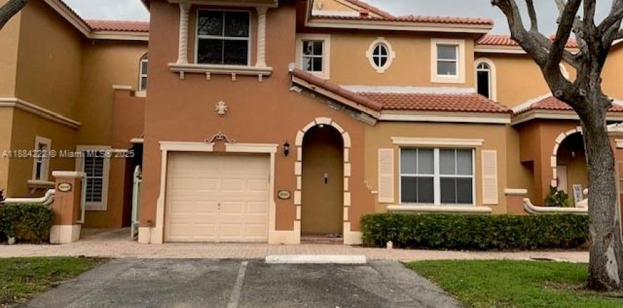 Townhouse in Miami Lakes, Florida 3 bedrooms, 135.54 sq.m. № 1948076