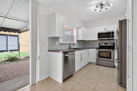 Townhouse in Miami Lakes, Florida 3 bedrooms, 135.54 sq.m. № 1948076 - photo 28