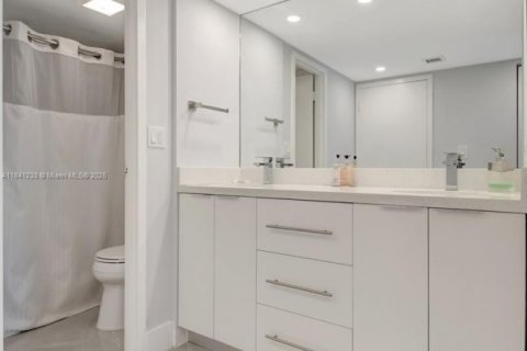 Condo in Sunny Isles Beach, Florida, 1 bedroom № 1940528 - photo 16